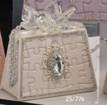 Grace Design borsa panna con motivo puzzle, gemma e decoro petali in cristallo.