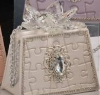 Grace Design borsa panna grande  con motivo puzzle, gemma e decoro petali in cristallo.