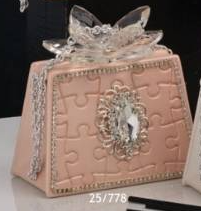 Grace Design borsa salmone profumatore con motivo puzzle, gemma e decoro petali in cristallo.