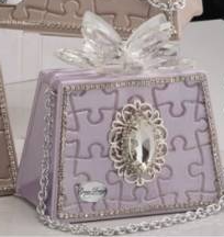 Grace Design borsa lilla profumatore con motivo puzzle, gemma e decoro petali in cristallo.