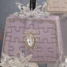 Grace Design borsa lilla grande profumatore con motivo puzzle, gemma e decoro petali in cristallo.