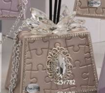 Grace Design borsa tortora profumatore con motivo puzzle, gemma e decoro petali in cristallo.