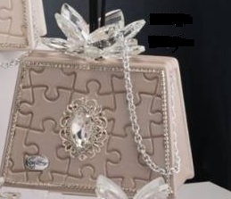 Grace Design borsa tortora grande profumatore con motivo puzzle, gemma e decoro petali in cristallo.